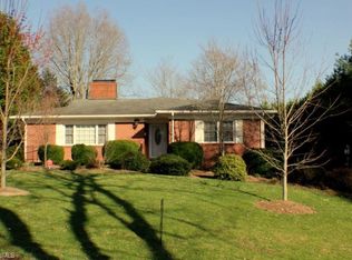 558 Country Club Rd, Mount Airy, NC 27030