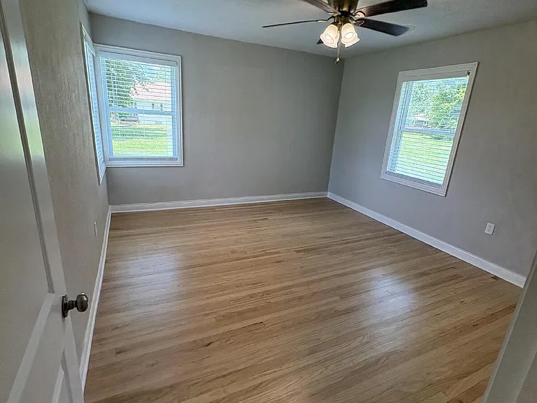 2211 E Walnut St — Photo 23