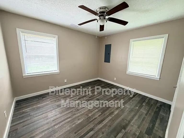 1600 Holbrook Ave — Photo 4