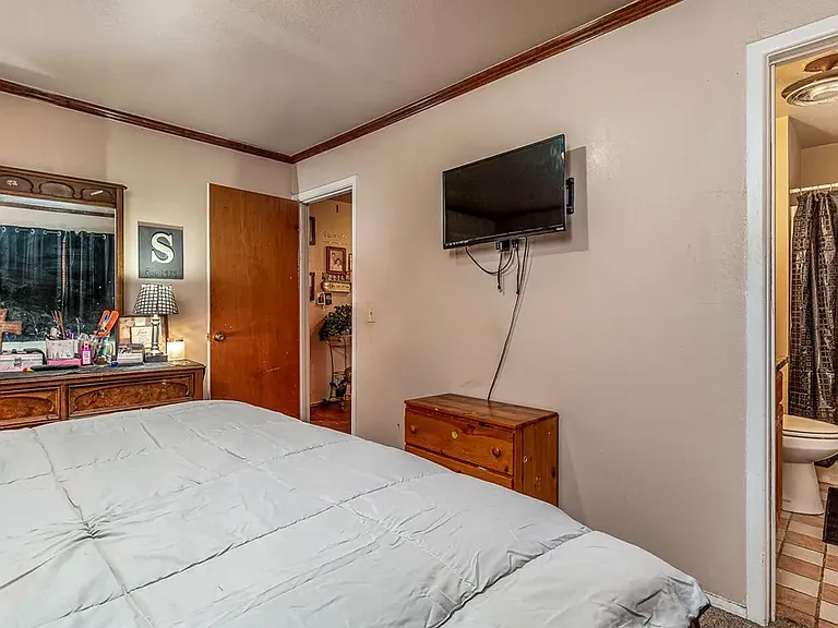 813 NW 8th St — Photo 7