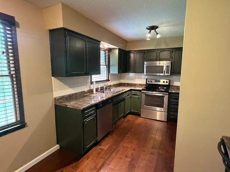 1539 Kingsbury St — Photo 4