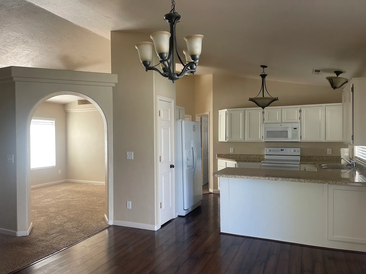 3 bed, 1321 sqft, $2,100 — Photo 2