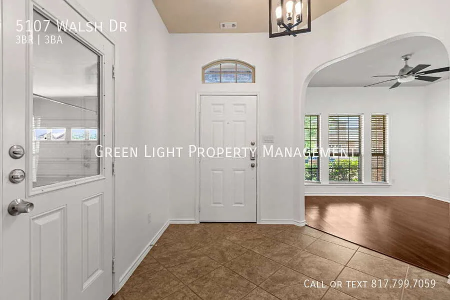 Refined 3-bedroom, 3-bathroom home in Arlington — Photo 3