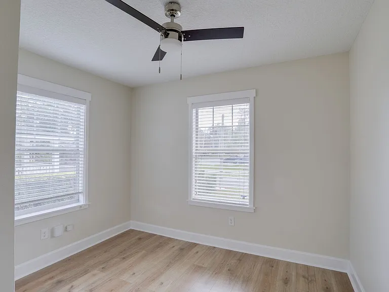 1033 N Hampton Ave — Photo 17