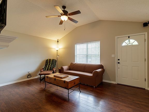 4th image of 4019 Foxridge Ln