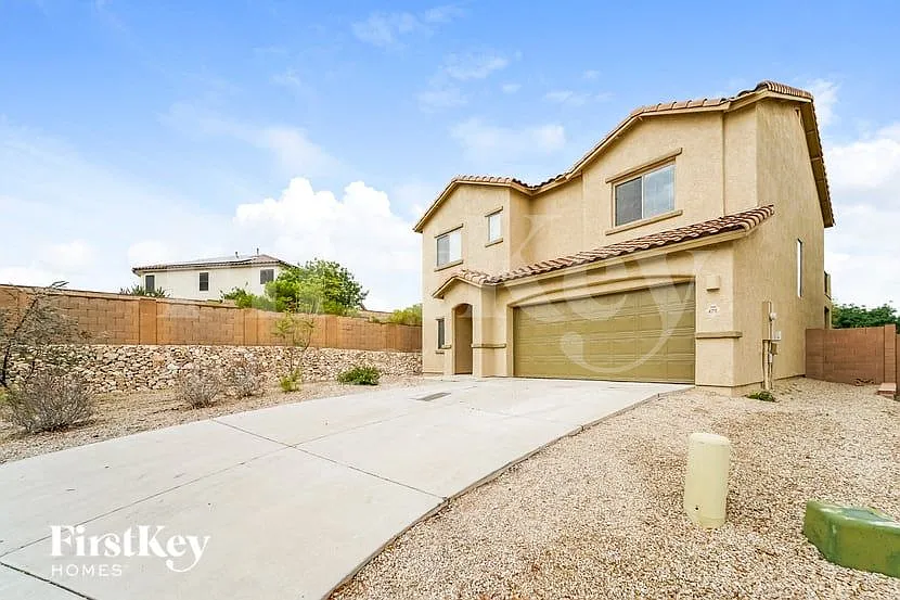 3 bed, 2.5 bath, 2422 sqft, $2,205 — Photo 2