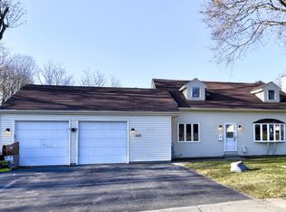 520 S Hubbard St, Algonquin, IL 60102