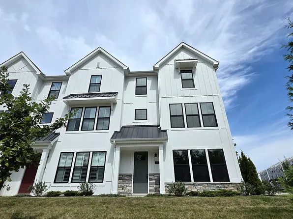 325 Mistflower Ct, Chesterfield, MO 63017