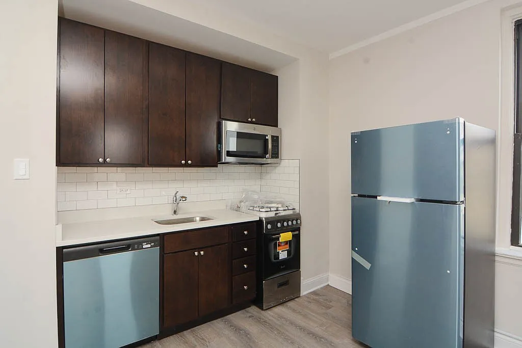 Building Photo - 3335 W Diversey Ave #103