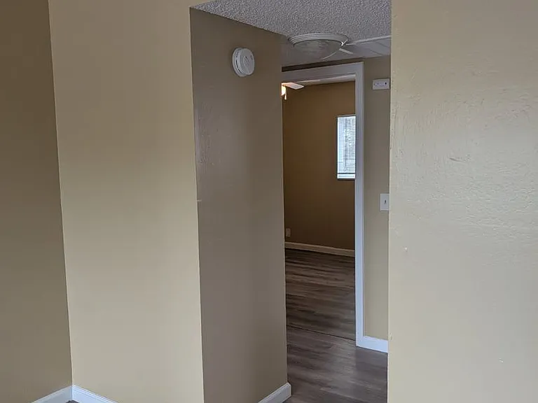 946 S Barrett Rd — Photo 2
