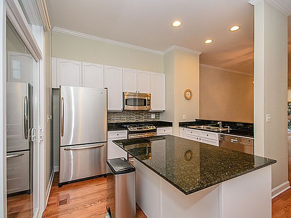 4th image of 1733 W Belmont Ave