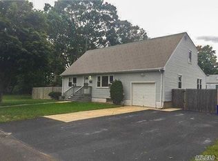 31 Chatham St, Deer Park, NY 11729