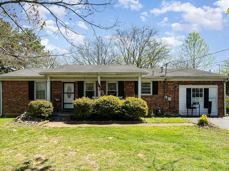 216 Granada Dr — Photo 1