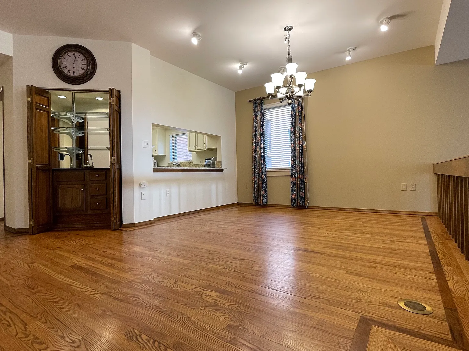 3 bed, 2009 sqft, $3,900 — Photo 2