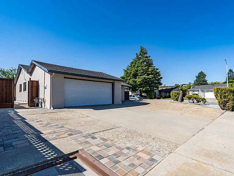 1525 Jasmine Way — Photo 3