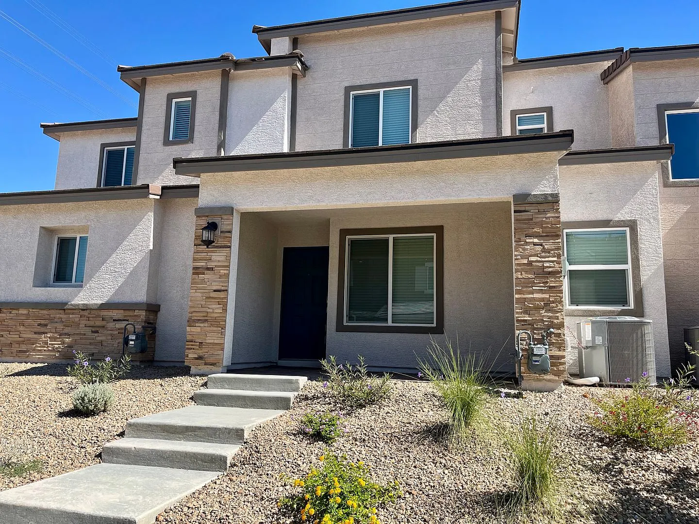 Three bedroom, 2 1/2 bath, two car garage townhouse in gated community — Photo 2