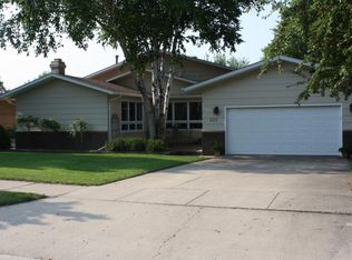 323 Terrace Dr, Grand Forks, ND 58201