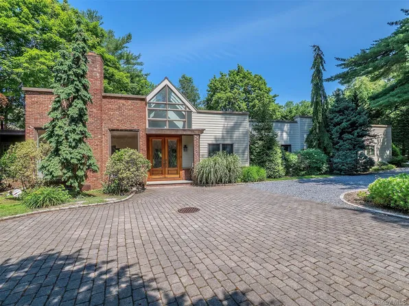 3 West Dr, Plandome, NY 11030