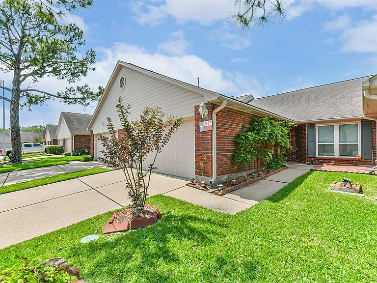 3327 S Country Meadows Ln — Photo 2