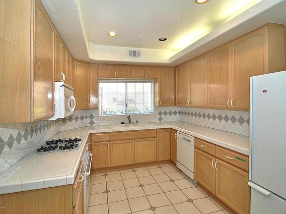 5th image of 2217 Montrose Ave Unit 4