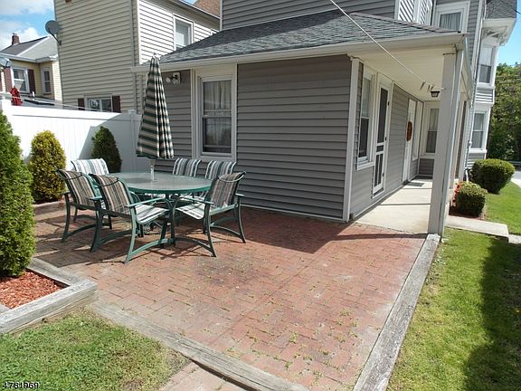 3rd image of 823 Lee Ave