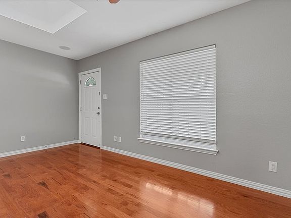 4th image of 4320 Woodcrest Ln