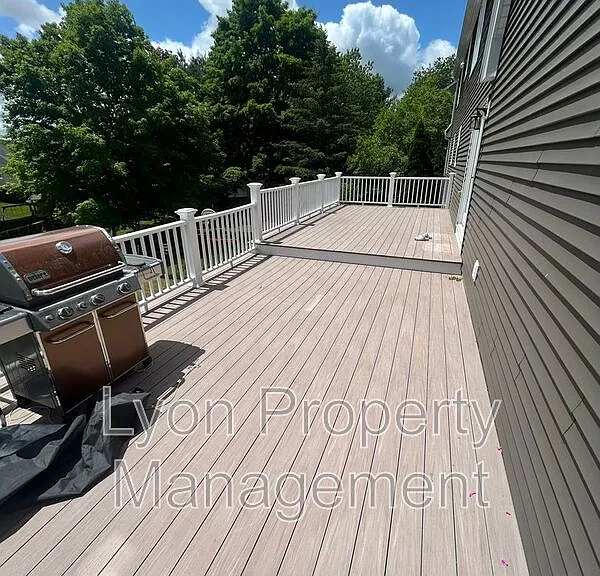 212 Tiffany St — Photo 31