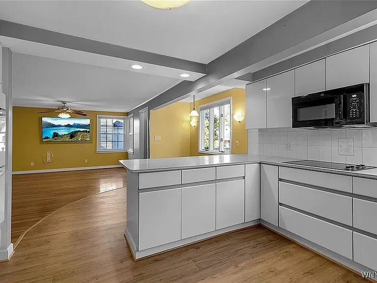157 Royal Pkwy W — Photo 4