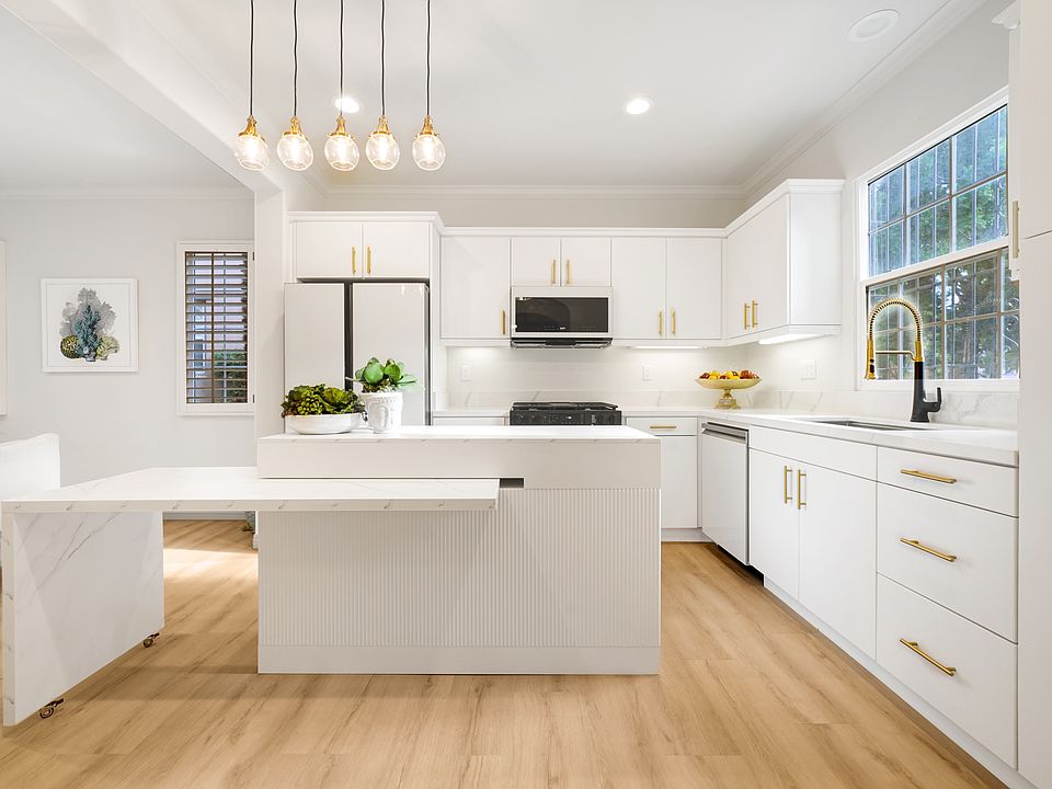 Bright kitchen, all new appliances