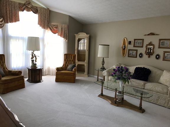 Bay window &
Vaulted ceiling