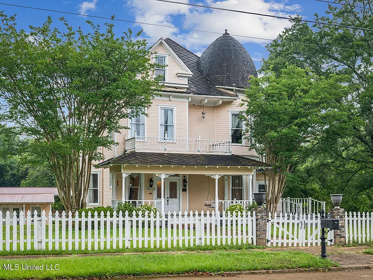 102 W Myrtle St — Photo 31