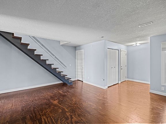 3rd image of 3991 Camelot Dr