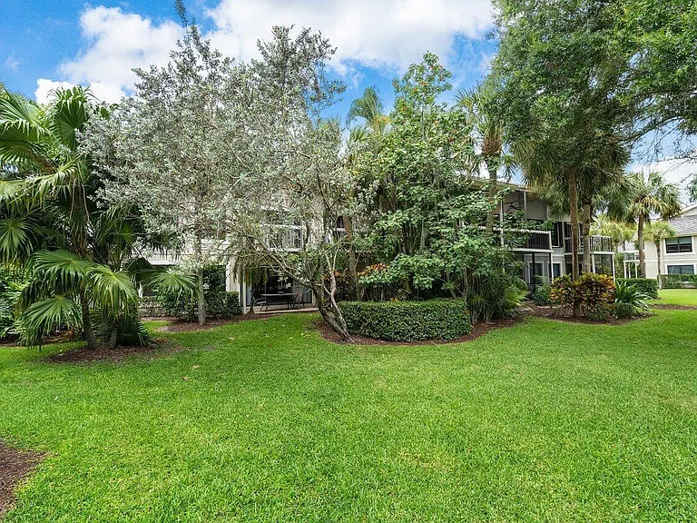 11863 Wimbledon Cir #406 — Photo 35