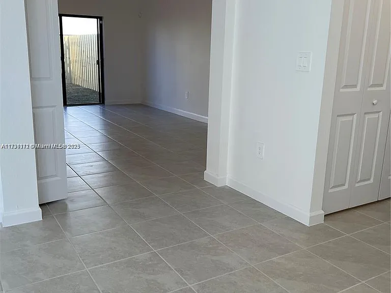 11787 SW 247th Ter — Photo 3
