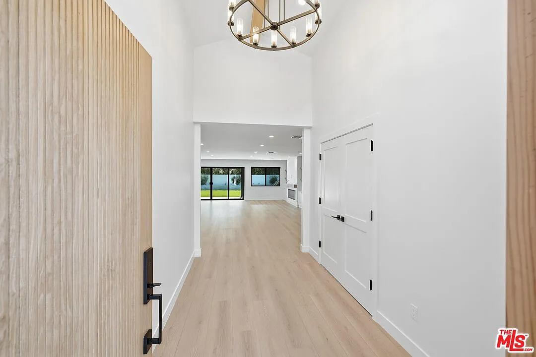 3 bed, 3.0 bath, 2339 sqft, $6,250 — Photo 3
