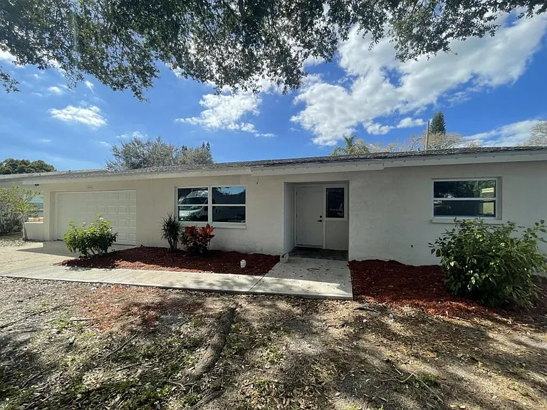 1446 S Hillcrest Ave — Photo 1