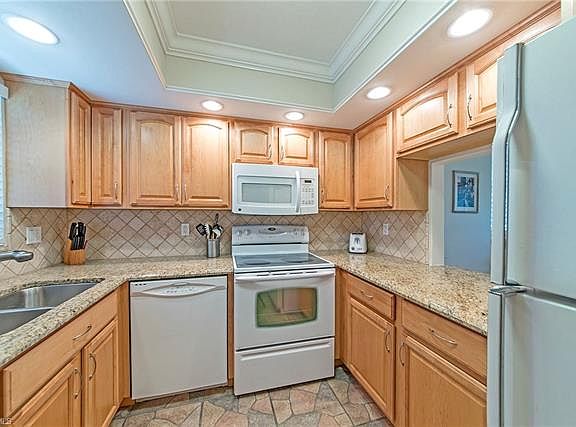 4th image of 325 Charlemagne Blvd #108B