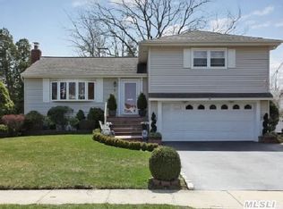 4 Surrey Ln, Garden City, NY 11530
