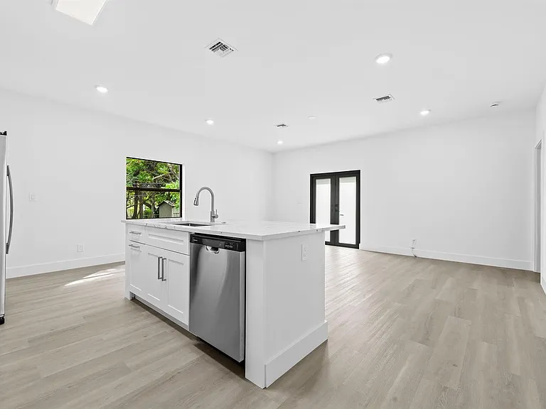 2810 NW 7th St — Photo 24