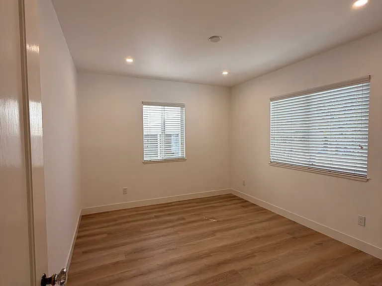 1119 Hopkins Ave — Photo 10