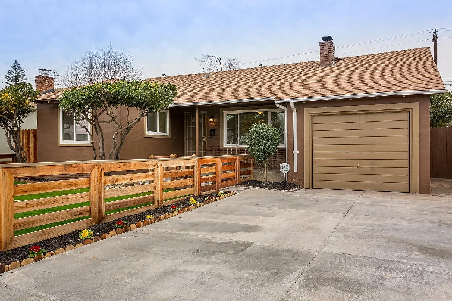 2048 Joan Way photo 1