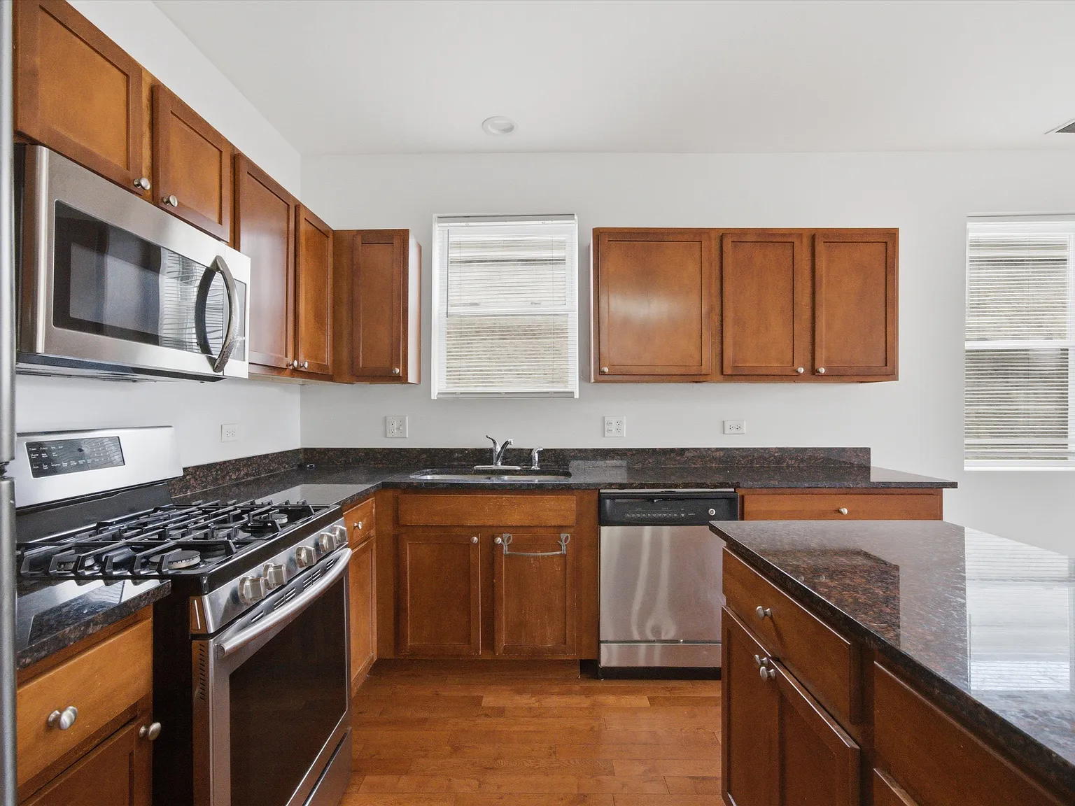 3 bed, 1500 sqft, $2,400 — Photo 3