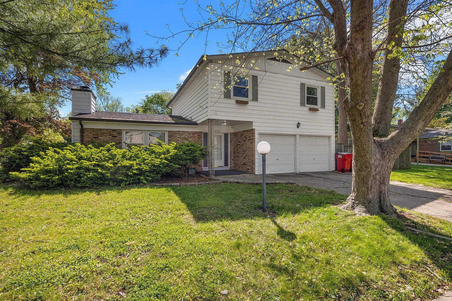 1002 Hollycrest Dr photo 1