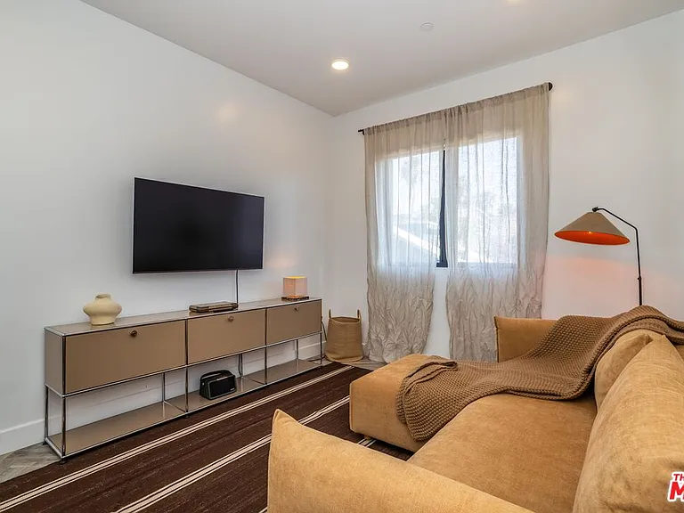 137 N Doheny Dr #4 — Photo 36