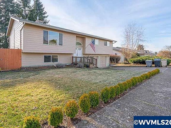 3rd image of 241 NE Gerlinger Ln