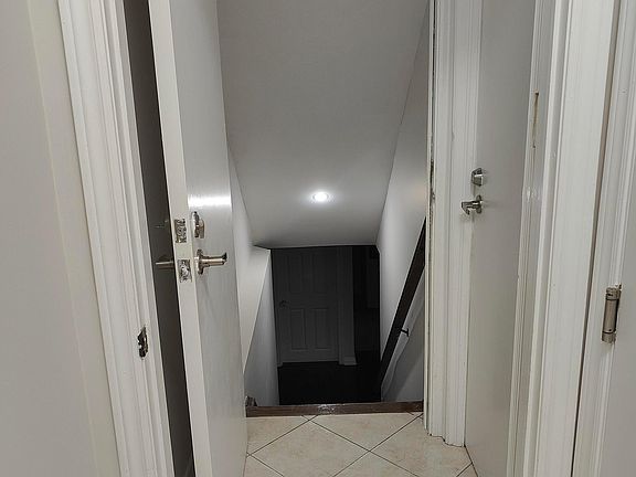 3rd image of 18 Rathmore St #Basement