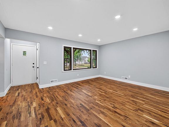 3rd image of 5037 4th St NE