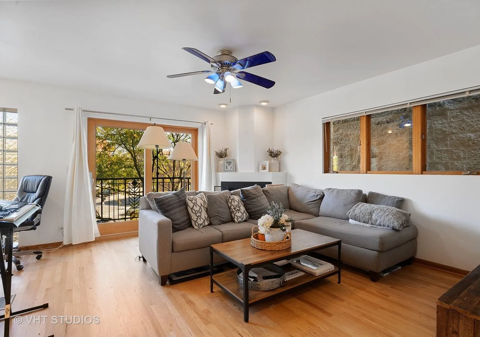 4b3b Duplex Living in The Heart of Wicker Park — Photo 2