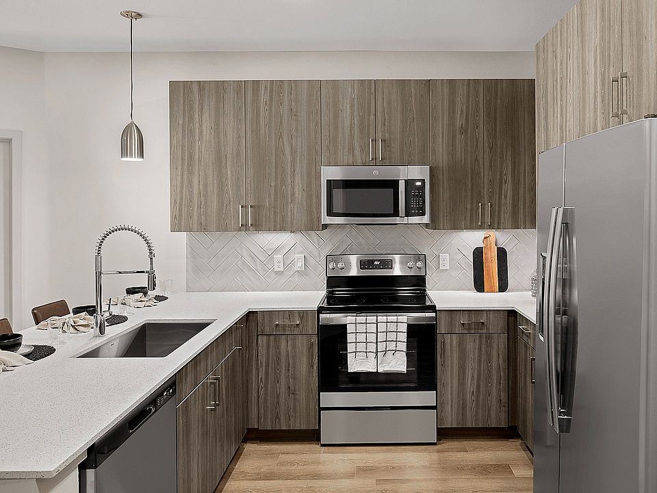 Welcoming Kitchen witth Stainless Steel Appliance Package