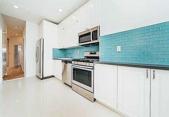 5th image of 330 Cornelia St Floor 2